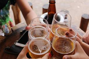 Bares de Belo Horizonte vão poder voltar a vender bebida alcoólica nas noites de fim de semana a partir de 4 de setembro. (Imagem ilustrativa)