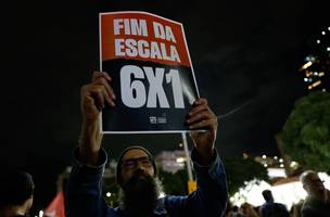 Cartaz de manifestante pedindo fim da escala 6x1 (Foto: Fernando Frazão/Agência Brasil)