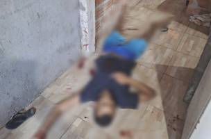 Corpo ficou no local até a chegada da perícia (Foto: Reprodução)