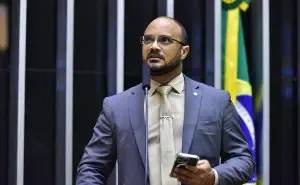 Deputado federal Capitão Alden durante sessão na Câmara dos Deputados; parlamentar protocola pedido para criar CPMI sobre financiamento de influenciadores