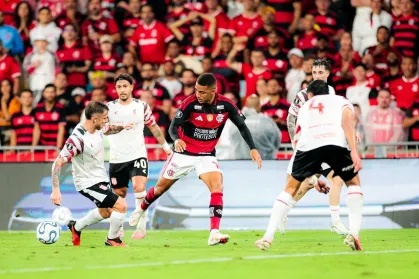 Estudiantes eliminou o Flamengo na noite desta quinta-feira (22)