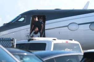 Flávio Bolsonaro desembarcando em Miami (Foto: Getty Images)