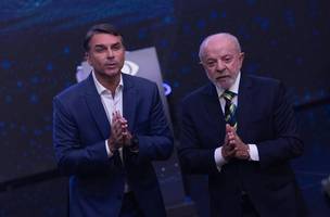 Flávio Bolsonaro (PL) e Lula (PT) durante debate da Band (Foto: Maria Isabel Oliveira / O Globo)