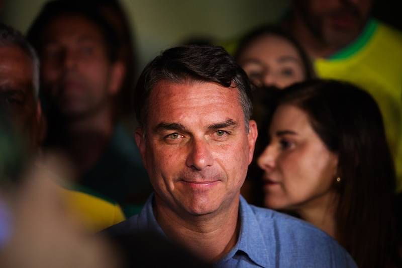 Flávio Bolsonaro propõe privatizar 95% das estatais e reformar CLT