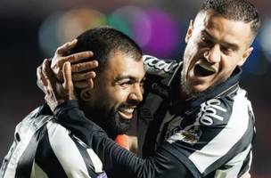 Gabigol e Coutinho comemoram segundo gol do Santos sobre o São Paulo (Foto: Divulgação / Santos)
