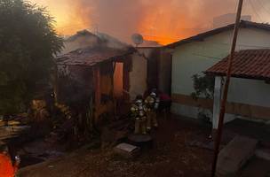 Incêndio em grandes proporções (Foto: Corpo de Bombeiros)