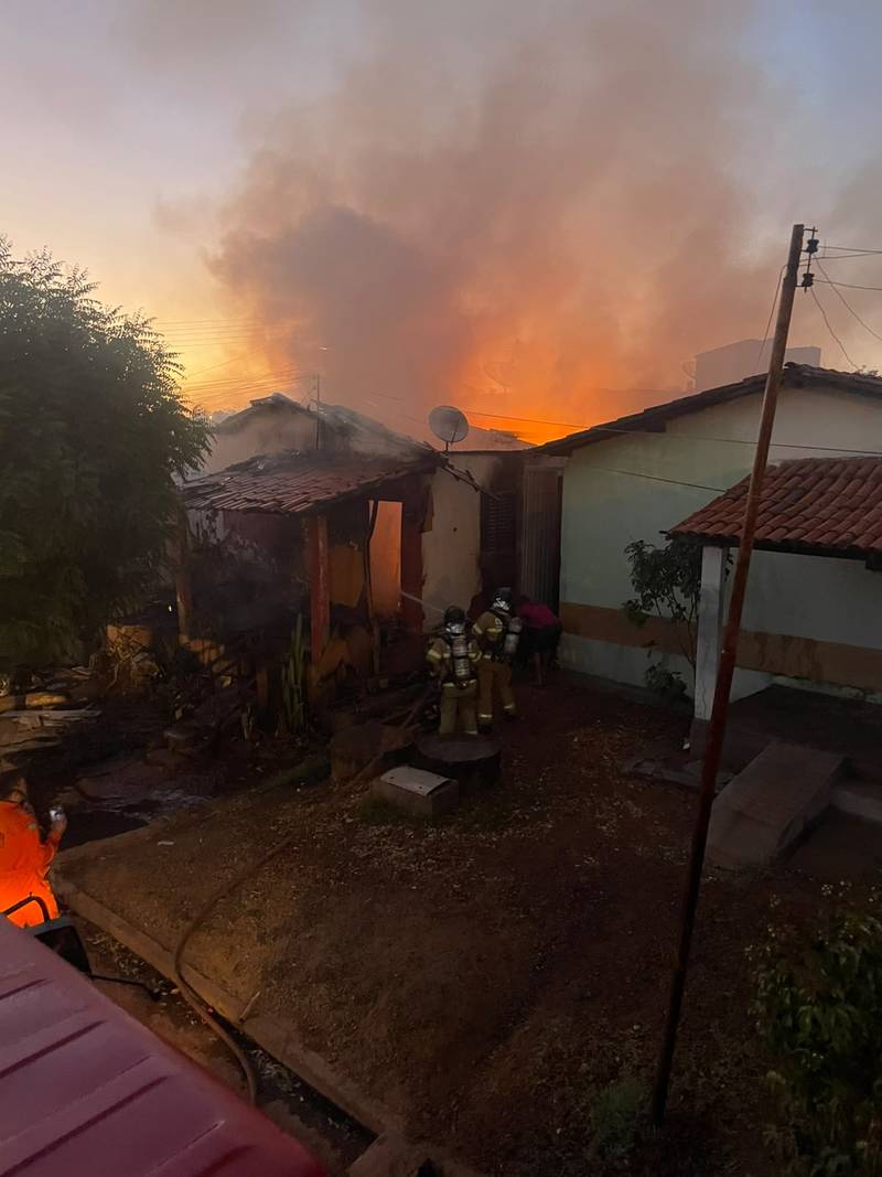 Fogo destrói casa de casal de idosos e ameaça imóveis vizinhos em Picos