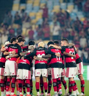 Jogadores do Flamengo reunidos no gramado antes de enfrentar o Atlético-MG, no Maracanã