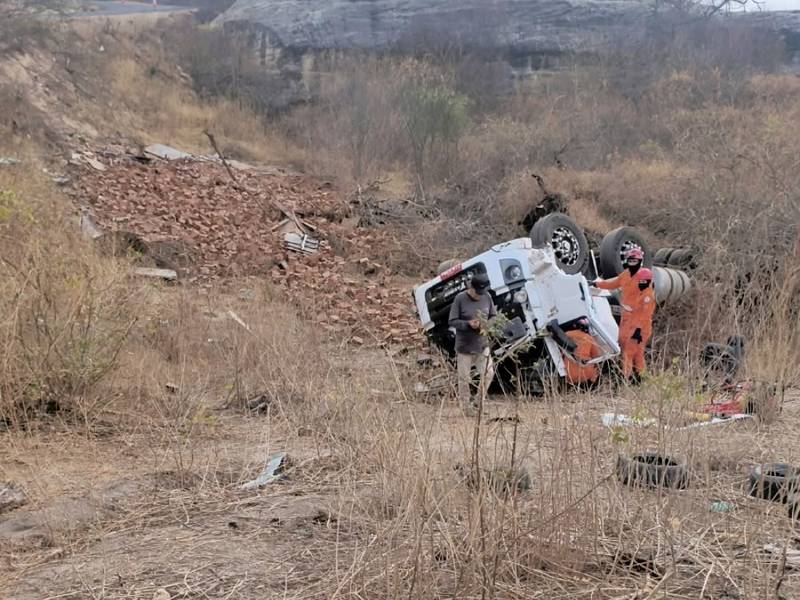 Motorista morre ao tombar caminhão com tijolos na PI-229