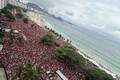 Ato em apoio a Lula reúne milhares de pessoas na orla de Copacabana