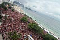 Ato em apoio a Lula reúne milhares de pessoas na orla de Copacabana