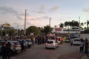 Manifestantes e estudantes iniciaram uma série de agressões; polícia militar precisou ser acionada (Foto: Reprodução/X)