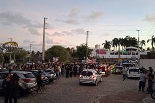 Manifestantes e estudantes iniciaram uma série de agressões; polícia militar precisou ser acionada
