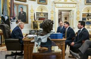 O presidente dos Estados Unidos, Donald Trump, e o senador Flávio Bolsonaro (PL-RJ), o ex-deputado federal Eduardo Bolsonaro (PL) e o influenciador bolsonarista Paulo Figueiredo (Foto: Reprodução/Redes Sociais)