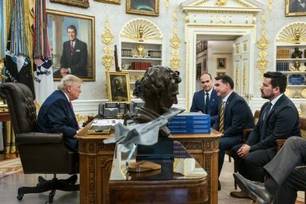 O presidente dos Estados Unidos, Donald Trump, e o senador Flávio Bolsonaro (PL-RJ), o ex-deputado federal Eduardo Bolsonaro (PL) e o influenciador bolsonarista Paulo Figueiredo