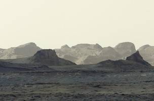 O rover Curiosity da Nasa capturou este panorama do nascer do sol iluminando formações distantes esculpidas pelo vento, chamadas yardangs, em 11 de agosto de 2026 (Foto: Divulgação/Nasa)