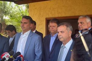 O senador Flávio Bolsonaro acompanhado de aliados em Brasília (Foto: Luísa Marzullo)