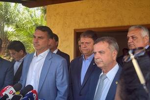 O senador Flávio Bolsonaro acompanhado de aliados em Brasília
