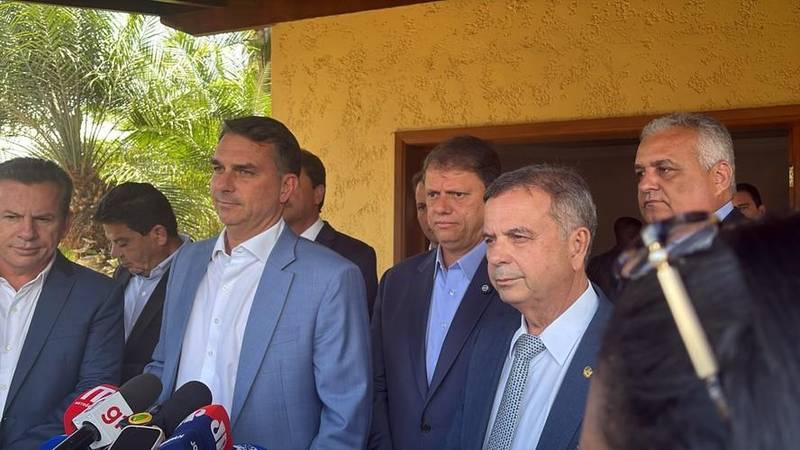 Flávio Bolsonaro busca alianças para segundo turno
