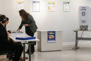 Eleitor pode levar colinha de papel, mas celular é proibido na cabine