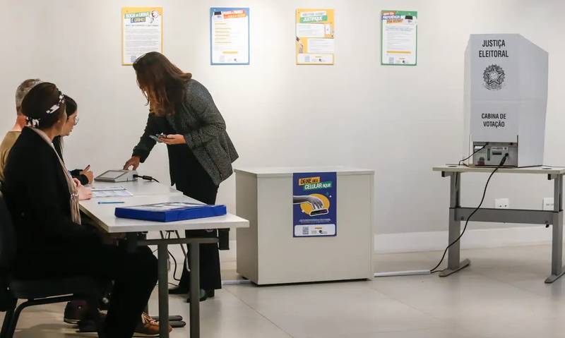 Eleitor pode levar 'colinha' de papel, mas celular é vetado na cabine
