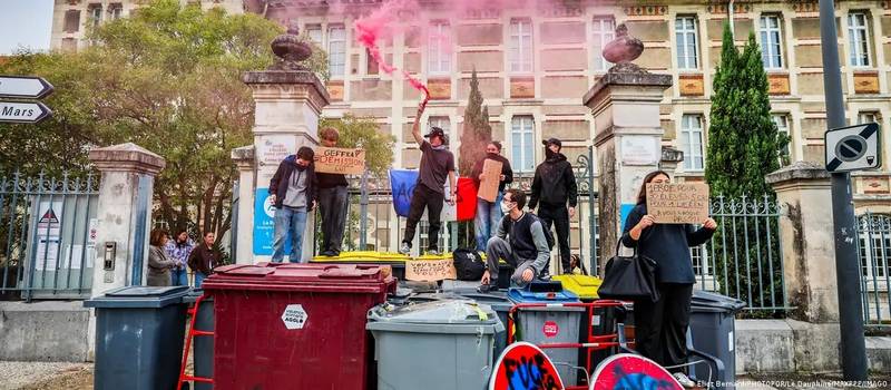 Estudantes bloqueiam escolas por toda França em protesto por melhorias de ensino