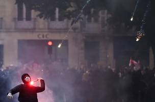Protestos na França deixa mortos e feridos (Foto: Christophe ARCHAMBAULT / AFP)