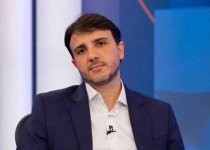 Renan Santos aciona STF para debater na Globo