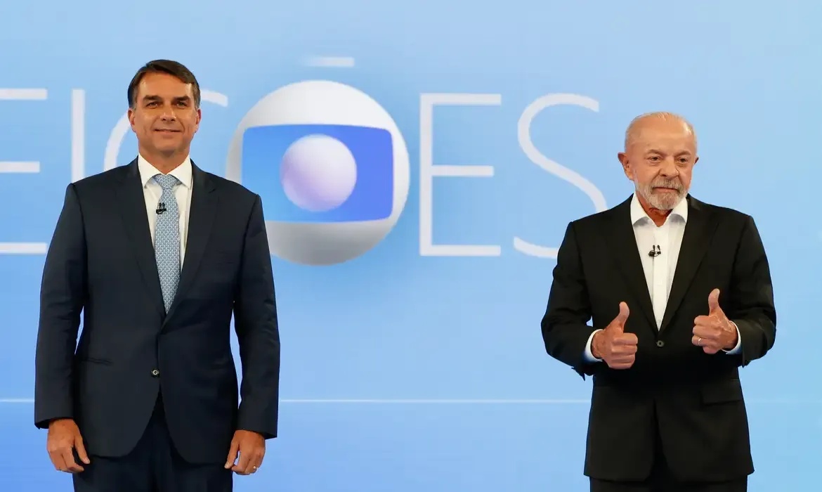 Rio de Janeiro (RJ), 23/10/2026 – Os candidatos à Presidência da República Flávio Bolsonaro (PL) e Luiz Inácio Lula da Silva (PT) participam de debate transmitido pela TV Globo no segundo turno das eleições. Foto: Fernando Frazão/Agência Brasil