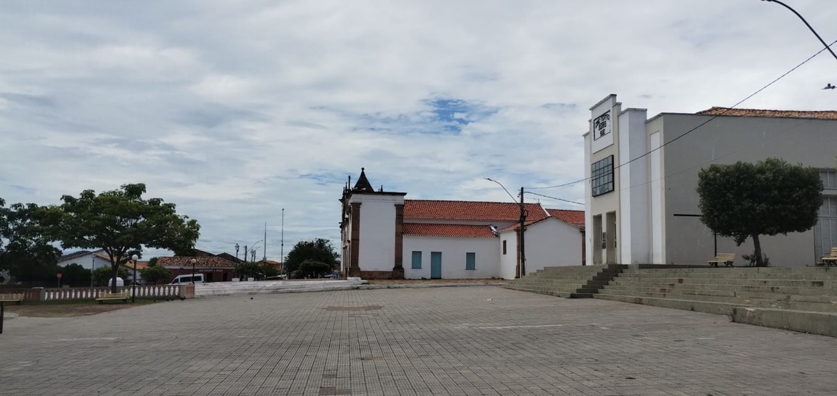 Sob temperaturas que ultrapassam os 40°C, o movimento nas ruas de Oeiras diminui significativamente durante as horas mais quentes do dia.