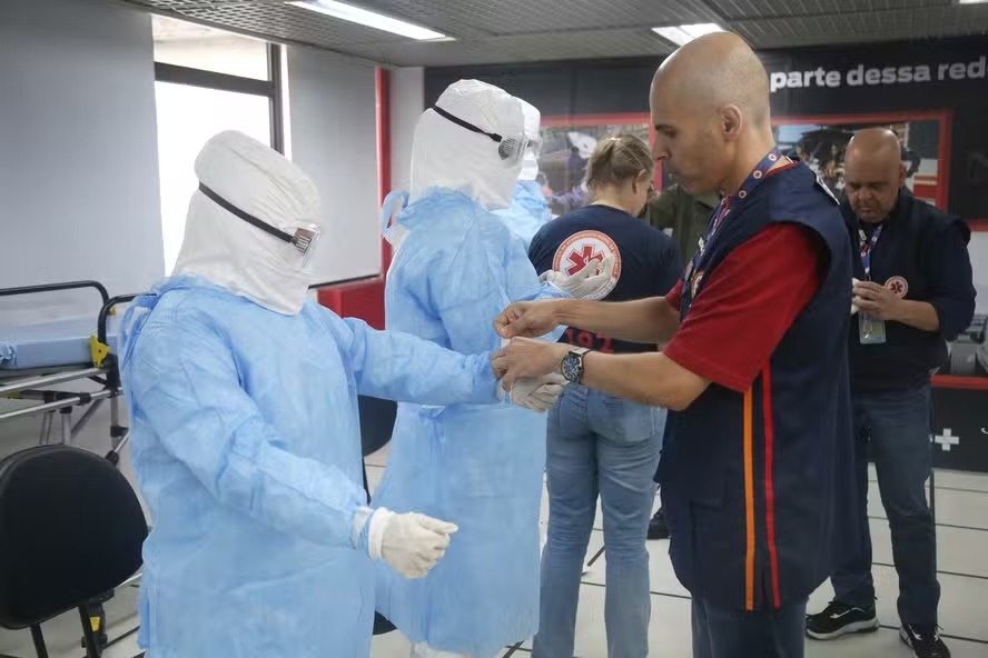 Treinamento para tratamento de pacientes com suspeita de ebola