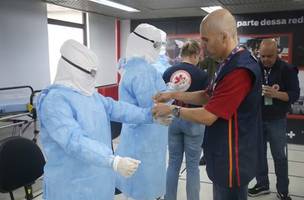 Treinamento para tratamento de pacientes com suspeita de ebola (Foto: Divulgação)