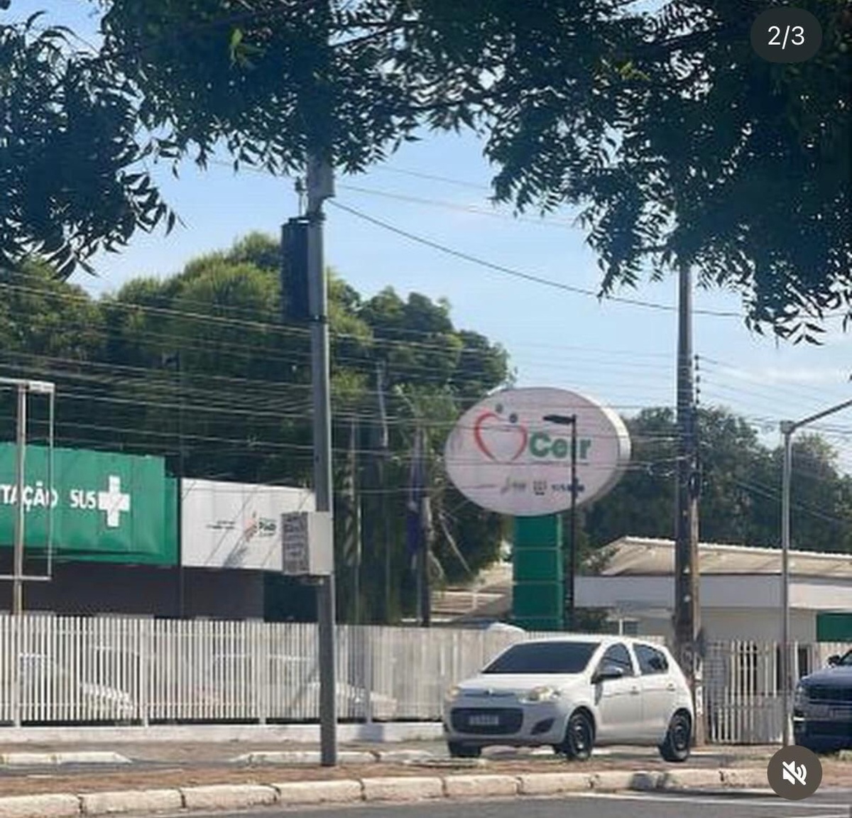 A placa antiga sem o nome de Daniele