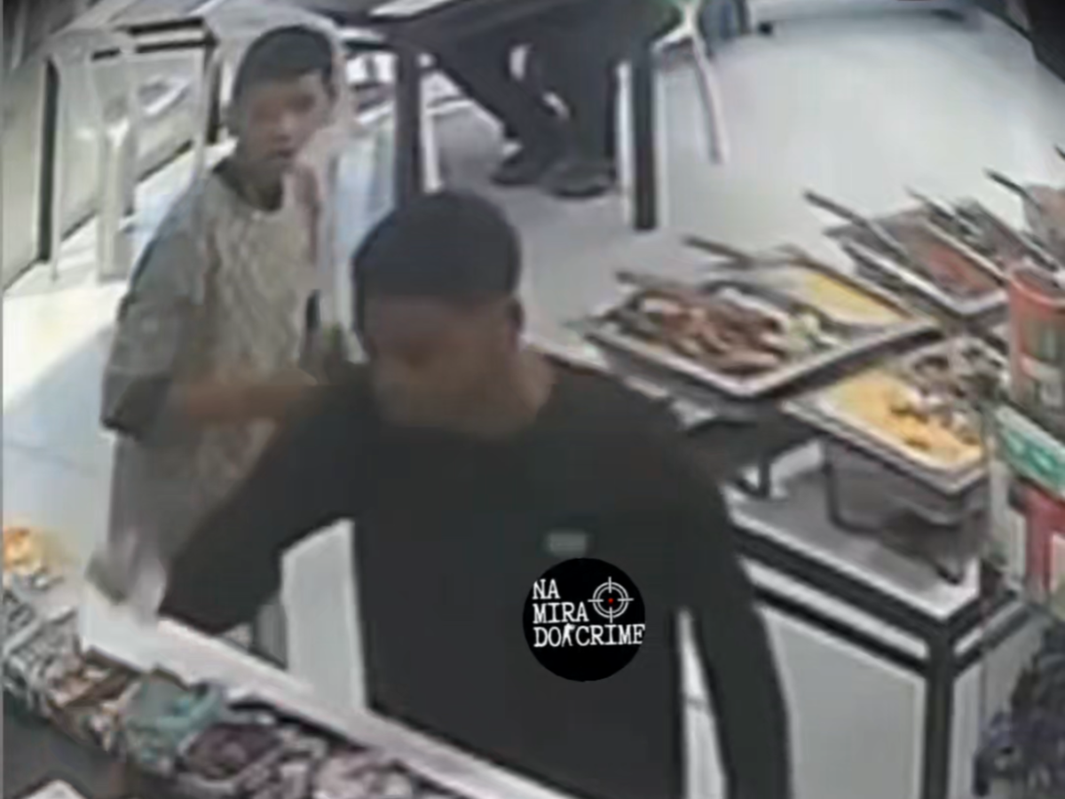 Adolescente realizaram assalto em posto de gasolina. Crime foi registrado por câmeras de segurança