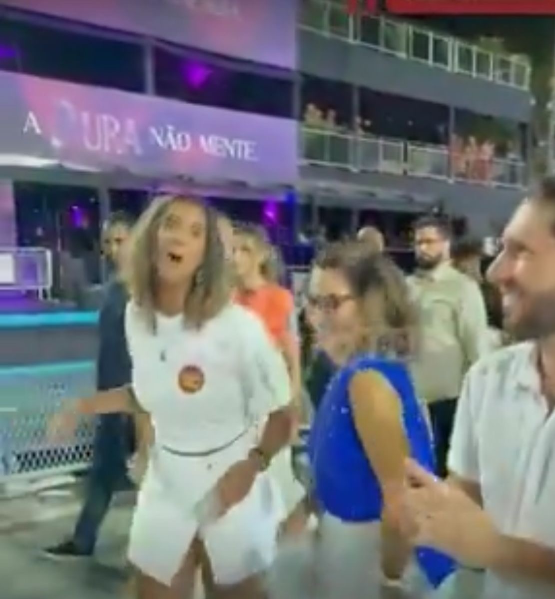 Aniele e Janja sambando na escola que recebeu 1 mi pra homenagear o marido