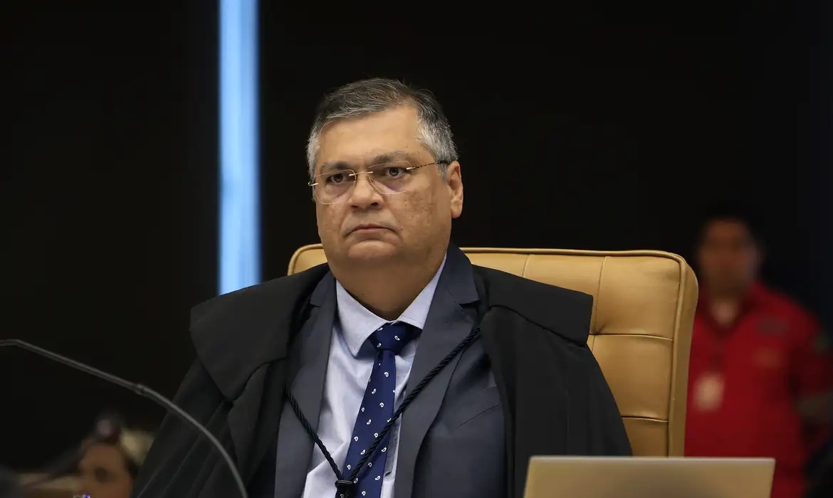 Dino proíbe novas leis que ampliem supersalários no serviço público