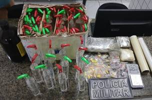 Drogas e materiais apreendidos pela Polícia Militar (Foto: Polícia Militar)