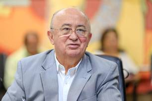 Julio Cesar senta ao lado de prefeito, seu potencial eleitor, e não sabe quem é. “É o prefeito, pai”.