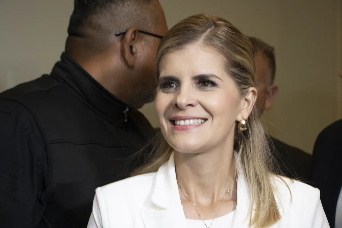 Laura Fernández vence eleição na Costa Rica e garante maioria no Congresso