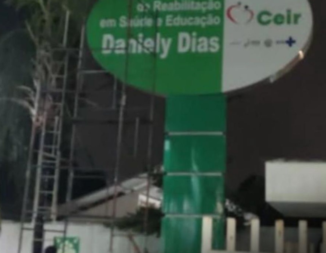 O nome de Daniele sendo recolocado de madrugada. De madrugada?