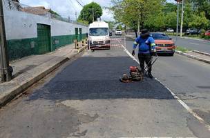 Operação Tapa-Buracos no Centro de Teresina (Foto: Eturb)