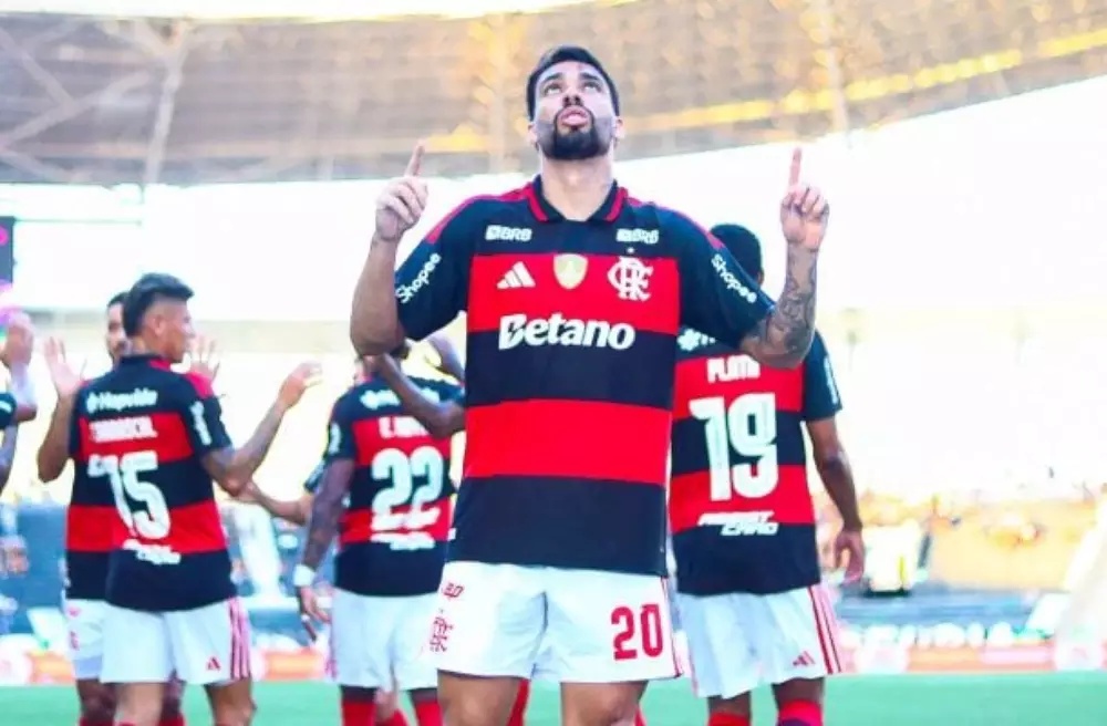 Paquetá marca um dos gols da vitória do Flamengo sobre o Botafogo / Jogada10