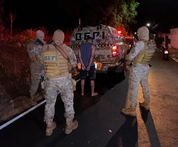 Suspeito tentou fugir para uma área de mata, mas foi interceptado pelos policiais