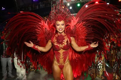 Virginia estreia como rainha de bateria da Grande Rio na Marquês de Sapucaí