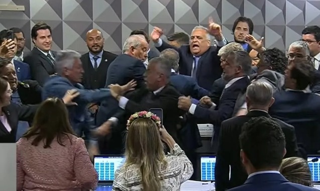 Votação turbulenta na CPI aprova quebra de sigilo de Lulinha
