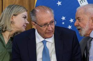 A ministra Gleisi Hoffmann, o Vice Presidente Geraldo Alckmin e o Presidente Luiz Inácio Lula da Silva participam da assinatura de medida provisória, em Brasília, DF (14/7/2025) (Foto: Valter Campanato/Agência Brasil)