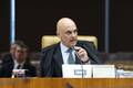 Moraes dá 24 horas para Bolsonaro explicar arma apreendida