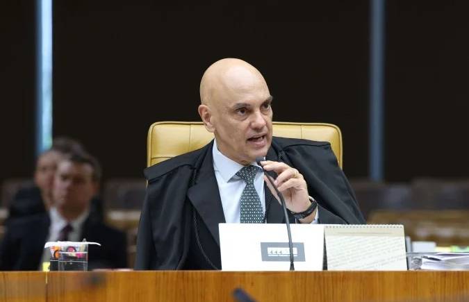 Moraes dá 24 horas para Bolsonaro explicar arma apreendida