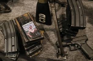 Apreensões de armas feitas na operação conjunta da Polícia Militar e da Polícia Civil no Complexo da Maré (Foto: © Fernando Frazão/Agencia Brasil)