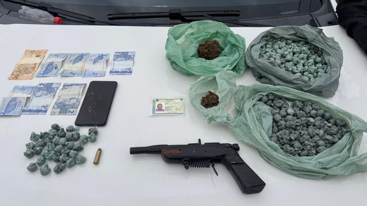 Armas e drogas apreendidas durante operação